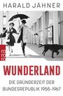 HARALD JÄHNER, WUNDERLAND, DIE GRÜNDERZEIT DER BUNDESREPUBLIK 1955-1967. Ein Paar läuft fröhlich mit einem Hund.