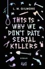 "L. M. Gilmore. This is why we don't date serial killers. Roman. Kyss." Verschiedene Waffen und Symbole umgeben den Text.