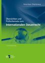 „Übersichten und Prüfschemata zum Internationalen Steuerrecht.“ Globus auf Dokumenten, Stifte, Verlagslogo.