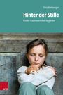 "Hinter der Stille: Kinder traumasensibel begleiten" von Tino Viehweger. Ein Kind umarmt einen Teddybären.