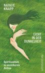 "Natalie Knapp. Licht in der Dunkelheit. Spiritualität in unsicheren Zeiten." Illustration: Frau in grasgrüner Umgebung.