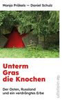 Manja Präkels — Daniel Schulz  
Unterm Gras die Knochen  
Der Osten, Russland und ein verdrängtes Erbe  
Rote Sternform und grüne Vegetation.