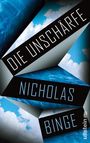 „DIE UNSCHÄRFE“ und „NICHOLAS BINGE“ auf schwarzem Band. Wolkenhintergrund mit blauen und weißen Farbtönen.