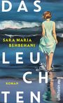 „DAS LEUCHTEN“, „Sara Maria Behbehani“, „Roman“. Eine Frau im blauen Kleid geht ins Meer.