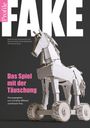 "FAKE" in großen, weißen Buchstaben. Darunter: "Das Spiel mit der Täuschung". Papp-Trojanisches Pferd auf Rädern.