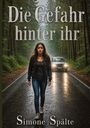 „Die Gefahr hinter ihr“ und „Simone Spälte“. Eine Frau auf nasser Straße, verfolgt von Auto mit leuchtenden Scheinwerfern.