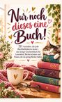 „Nur noch dieses eine Buch!“ mit Katze auf Bücherstapel, Tasse, Brille und Blumen auf Holzuntergrund.