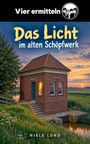 "Vier ermitteln. Das Licht im alten Schöpfwerk. Niels Lund." Ein Backsteinhaus mit warmem Licht, umgeben von Natur beim Sonnenuntergang.