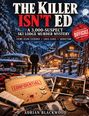 „THE KILLER ISN'T ED“ steht groß darüber. Ein verschneites Berghotel bei Nacht mit Detektivutensilien im Vordergrund.