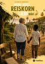 Titel: Wenn jedes Reiskorn Liebe wär. Eine ältere Frau und ein Junge halten Hände und gehen einen Weg entlang, Palmen im Hintergrund.