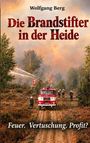 Cover für "Die Brandstifter in der Heide" von Wolfgang Berg. Feuerwehrfahrzeuge und Rauch in einer bewaldeten Landschaft.