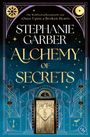 „Stephanie Garber: Alchemy of Secrets“. Goldene Schrift auf blauem Hintergrund, kunstvolle geometrische Muster und Symbole.