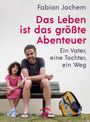 "Das Leben ist das größte Abenteuer. Ein Vater, eine Tochter, ein Weg." Ein Mann und ein Mädchen auf einer Bank.