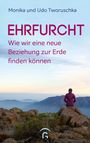 "EHRFURCHT. Wie wir eine neue Beziehung zur Erde finden können. Person in Pink blickt von Felsen in Berglandschaft. Logo unten."