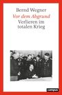 "Bernd Wegner: Vor dem Abgrund. Verlieren im totalen Krieg." Ein historisches Foto von uniformierten Männern.