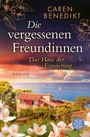 Titel: "Die vergessenen Freundinnen - Das Haus der Erinnerung". Autor: Caren Benedikt. Haus am Meer in idyllischer Landschaft.