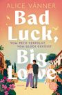 "Bad Luck, Big Love" von Alice Vänner. Pastellfarben. Paar steht vor mediterraner Kulisse mit Blumen und Gebäuden.