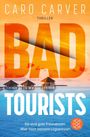 Text: "Caro Carver, Thriller, BAD TOURISTS. Sie sind gute Freundinnen. Aber noch bessere Lügnerinnen."  
Kleine Hütten über dem Meer bei Sonnenuntergang.