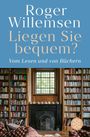 "Roger Willemsen. Liegen Sie bequem? Vom Lesen und von Büchern." Bücherregale umrahmen ein Fenster über einem Kamin.