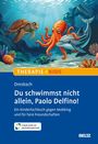 Ein orangefarbener Oktopus, ein Delfin und eine Schildkröte schwimmen fröhlich im Meer.