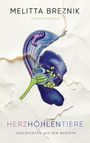 "HERZHÖHLENTIERE" steht auf zerknittertem Papier. Viola Farbe zeigt Illustration einer Blume mit grünen und gelben Details.
