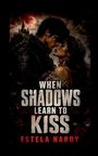 "When Shadows Learn to Kiss" und "Estela Hardy". Dunkle Szene mit Paar, einer Burg und rotem Mond im Hintergrund.