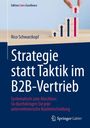 „Strategie statt Taktik im B2B-Vertrieb“ steht groß drauf. Mehrere Holzklötze mit Pfeilen bilden eine Wachstumsgrafik.