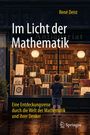 Titel: "Im Licht der Mathematik". Untertitel: "Eine Entdeckungsreise durch die Welt der Mathematik und ihrer Denker". Ein Kind steht vor einem alten Buchladen mit antiken Büchern und mathematischen Diagrammen.