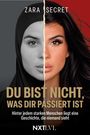 Zwei Hälften eines Gesichts: links schwarz-weiß mit Hijab, rechts farbig ohne. Text: "DU BIST NICHT, WAS DIR PASSIERT IST".
