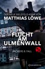 Texte: "DER NEUE BIELEFELD-KRIMI VON MATTHIAS LÖWE", "FLUCHT AM ULMENWALL", "BRÖKERS 8. FALL". Szene: Ein Mann vor Fachwerkhäusern bei Gewitter.
