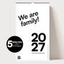 "We are family!", "6 SPALTEN zum Eintragen", "2027 Familienkalender". Schlichtes Design mit Spiralbindung oben.