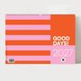 „GOOD DAYS! 2027“ in Weiß auf einem orangen und rosafarbenen Hintergrund mit horizontalen Streifen.