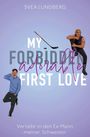 Texte: "My Forbidden Adorable First Love", "Verliebt in den Ex-Mann meiner Schwester". Illustration: Zwei Männer und ein Hockeyschläger.