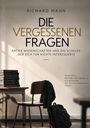 Buchtitel: "Die vergessenen Fragen". Bücherstapel, Stuhl mit Jacke, Rucksack. Schatten an der Wand.