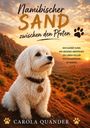 "Namibischer Sand zwischen den Pfoten." Ein kleiner Hund sitzt auf rotem Sand vor Bergkulisse bei Sonnenuntergang.