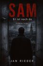 "Sam: Er ist noch da. Ein Berner Thriller. Jan Rieder." Ein Mann steht in einem dunklen Durchgang mit Blick auf eine Stadt.