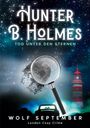 "Hunter B. Holmes, Tod unter den Sternen, Wolf September, London Cosy Crime. Illustration: Leuchtturm, Auto, Lupe."