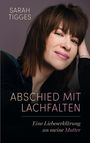 Titel: "ABSCHIED MIT LACHFALTEN". Untertitel: "Eine Liebeserklärung an meine Mutter". Frau lächelt und stützt ihren Kopf.