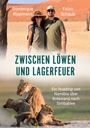 Dominique Rippmann, Fabio Schaub. "Zwischen Löwen und Lagerfeuer". Ein Paar in Wüste, im Hintergrund Löwenfamilie.