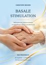 "Basale Stimulation: Wahrnehmung, Kommunikation und Beziehung in Pflege. Zwei Hände, eine jung, eine alt, zärtlich verschränkt."