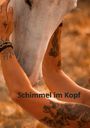 „Schimmel im Kopf“ und „Anjuli“. Eine Person mit Tattoos hält ein weißes Pferd. Warmes Licht und verschwommener Hintergrund.