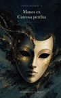 "Manes ex Carcosa perdita" steht in großen Buchstaben. Eine halbierte Maske, schwarz und weiß, mit goldenen Verzierungen.
