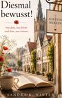 "Diesmal bewusst! Von dem, was bleibt und dem, was kommt." Ein Buch liegt auf einem Tisch, dahinter eine malerische Altstadt.