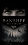 „Banshee: Die Geburt“ und „MCS Eiler“; grüne Augen blicken aus der Dunkelheit. Untendrunter ein Wald und ein fliegender Rabe.