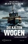 „Manuel Martensen. Die kalten Wogen. Der fünfte Fall für Walter Bork.“ Ein rostiges Schiff kämpft mit stürmischen Wellen.
