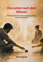 "Das Leben nach dem Müssen. Ein Roman über das Leben zwischen Leistung, Liebe und Loslassen. Roger Haldimann." 
Eine Illustration von drei Personen, ein Mann, eine Frau und ein Kind, die auf einem Boden sitzen; ein roter Bauklotz in der Mitte.