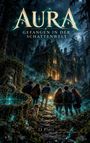 „AURA: Gefangen in der Schattenwelt“ – JJ Platz. Eine Gruppe Jugendlicher und ein Hund vor einem mystischen Haus im Wald.