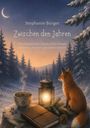 „Stephanie Bürger, Zwischen den Jahren. Mein Rauhnächte Tagebuch für Rituale, Reflexion, Träume und innere Einkehr.“ Eine Illustration mit einem Fuchs, einer Laterne und einem Tagebuch auf einem Baumstumpf im Schnee, umgeben von Wald.
