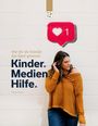 „Kinder. Medien. Hilfe.“ steht in großer Schrift. Ein Icon mit Herz und Zahl „1“ ist auf einer Wand gemalt. Frau in orangefarbenem Pullover.