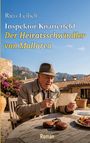 Rico Leibelt: Inspektor Knatterfeld. Der Heiratsschwindler von Mallorca. Ein älterer Mann mit Lupe an einem Holztisch.